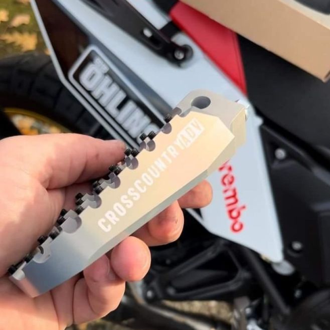 👉 Řekněme si to na rovinu – sériové stupačky❓ Asi tak užitečné jak blinkry na Dakaru 🤷 ✔️ Nižší a posunuté dozadu pro...