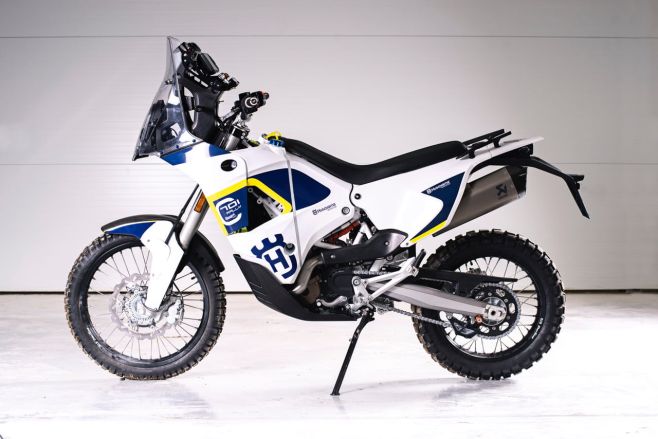 ✨ Husqvarna 701 Rally Postavená na platformě 701 Enduro a díky použití těch nejkvalitnějších materiálů váží jen 158 kg...