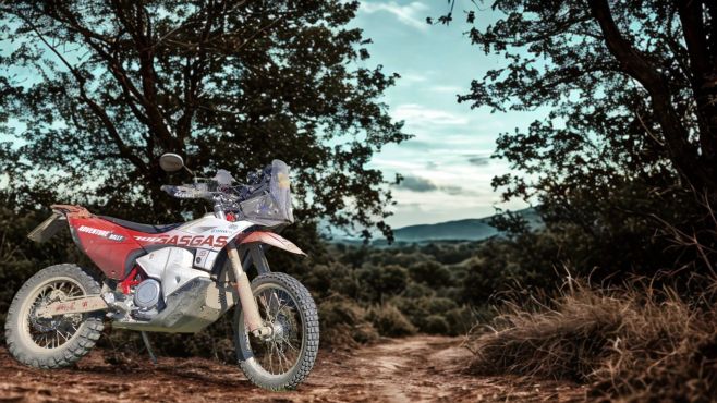 Náš GASGAS ES 700 Rally po roce poctivýho offroadu. Afrika, Balkán, hory, šotoliny, kameny… a pořád jede jak tank. Jediná...